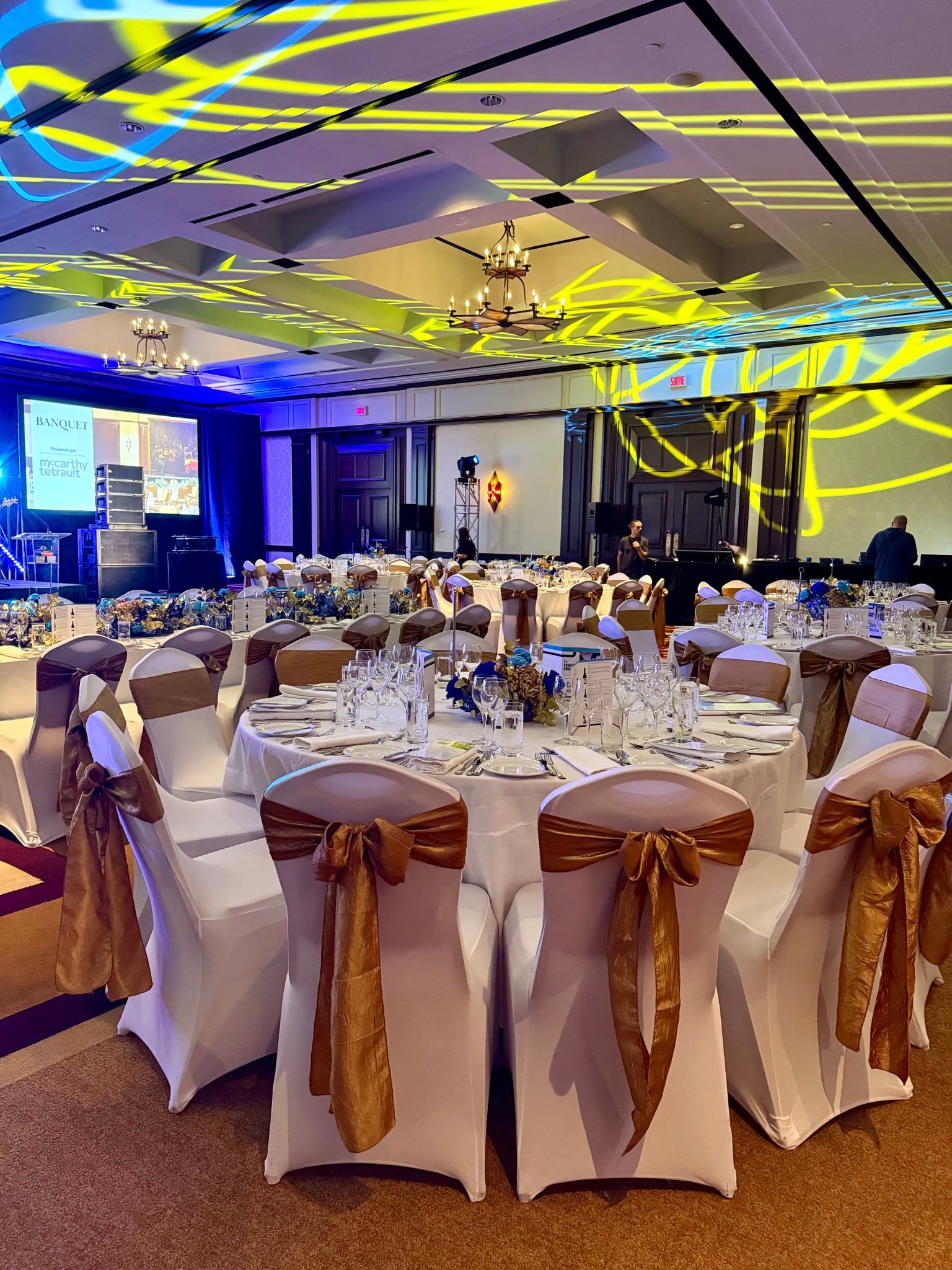 Salle de banquet élégante et décorée.