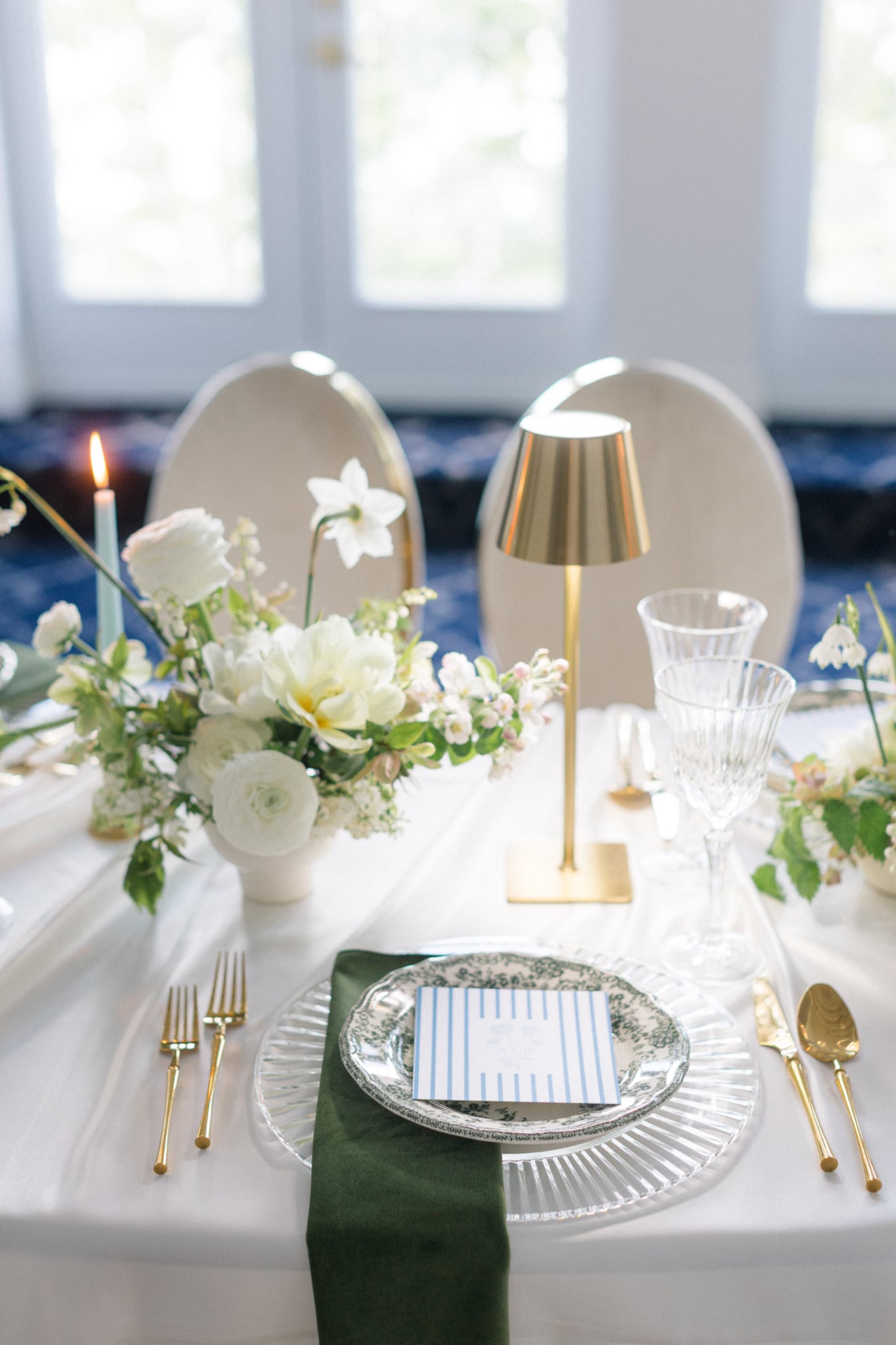 Table élégante avec fleurs et vaisselle.