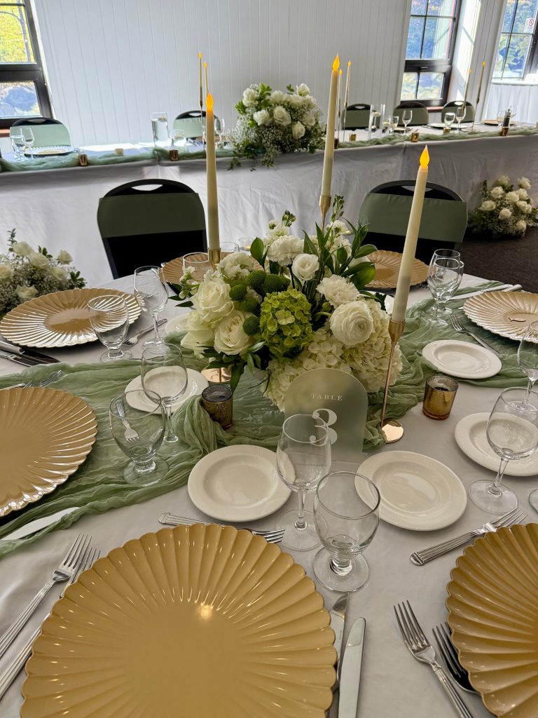 Table élégante avec fleurs et bougies.