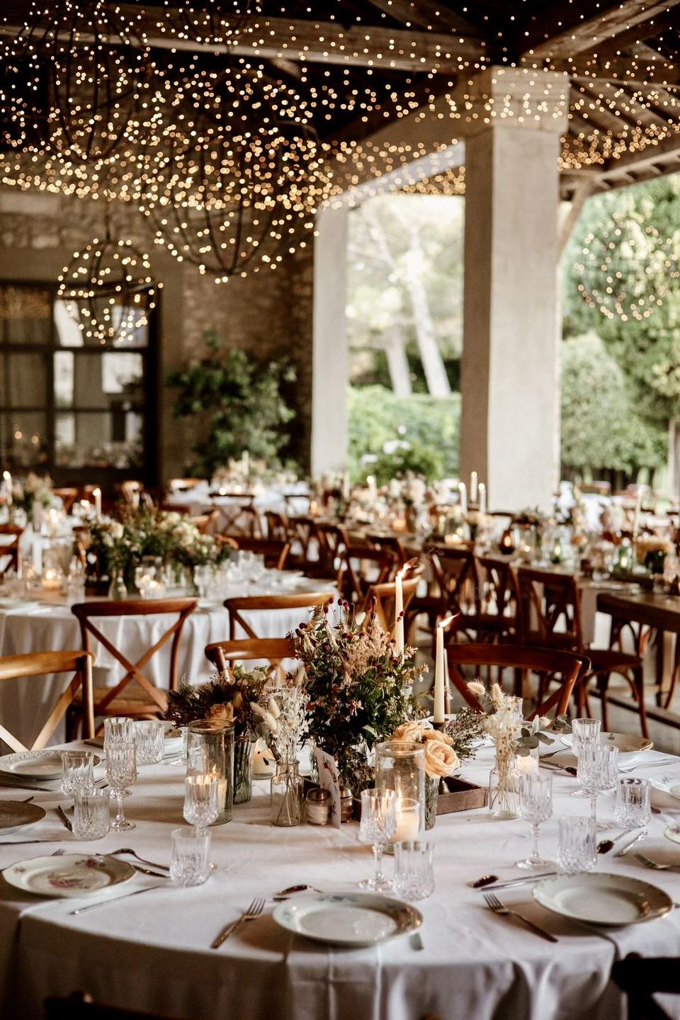 Salle de réception élégante avec lumières