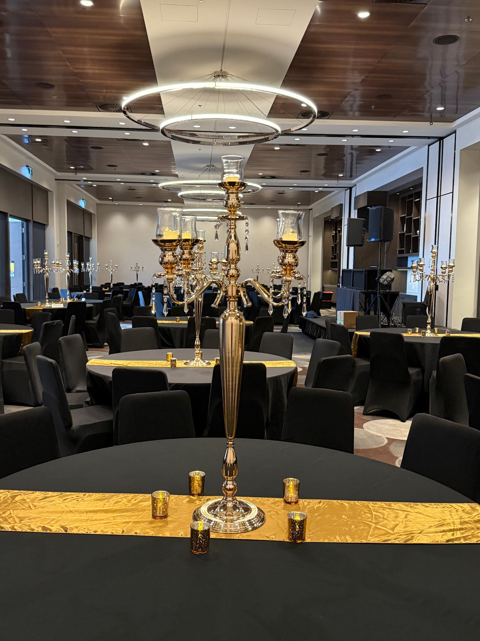 Salle de banquet élégante et décorée.