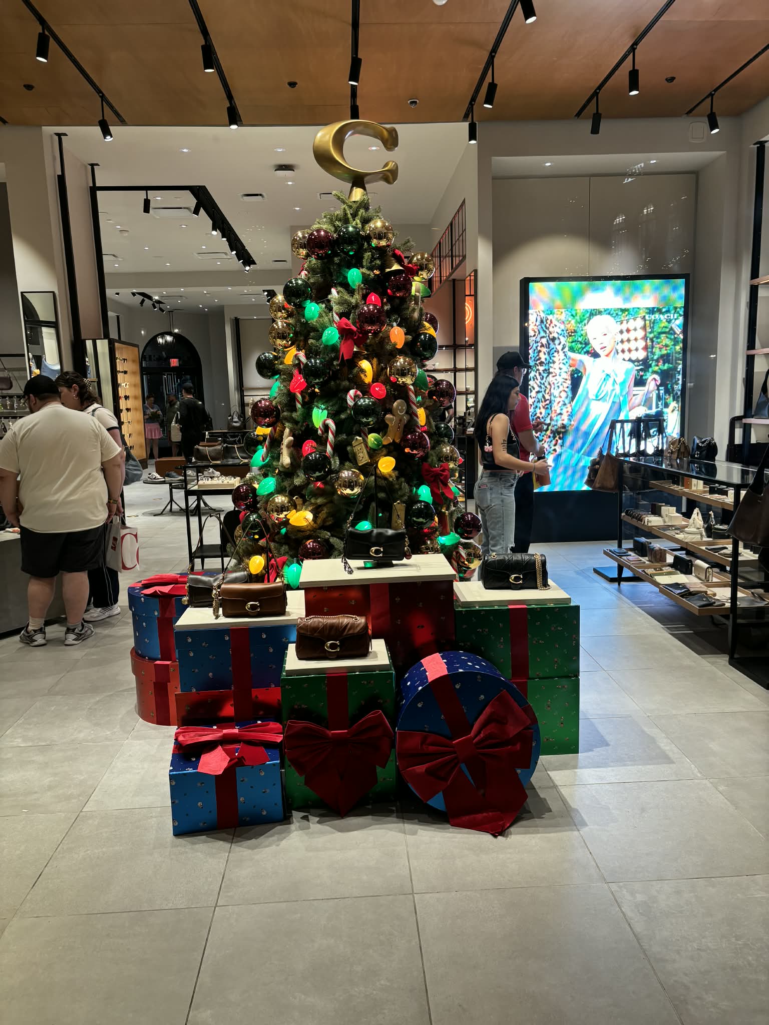 Arbre de Noël décoré avec cadeaux.