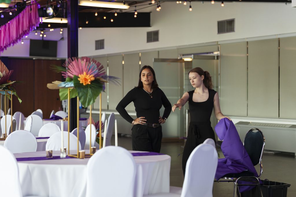 Deux femmes préparant un événement élégant.