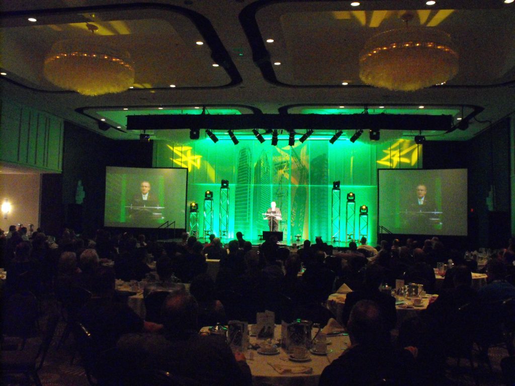 Événement avec un orateur sur scène. congrès