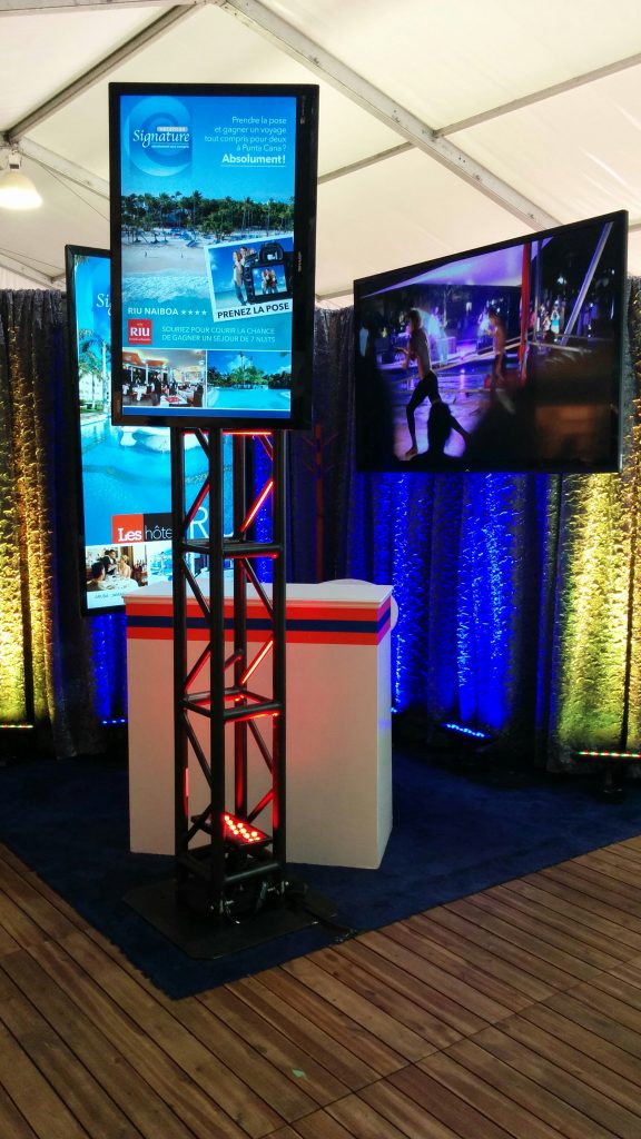 Stand d'exposition avec écrans lumineux