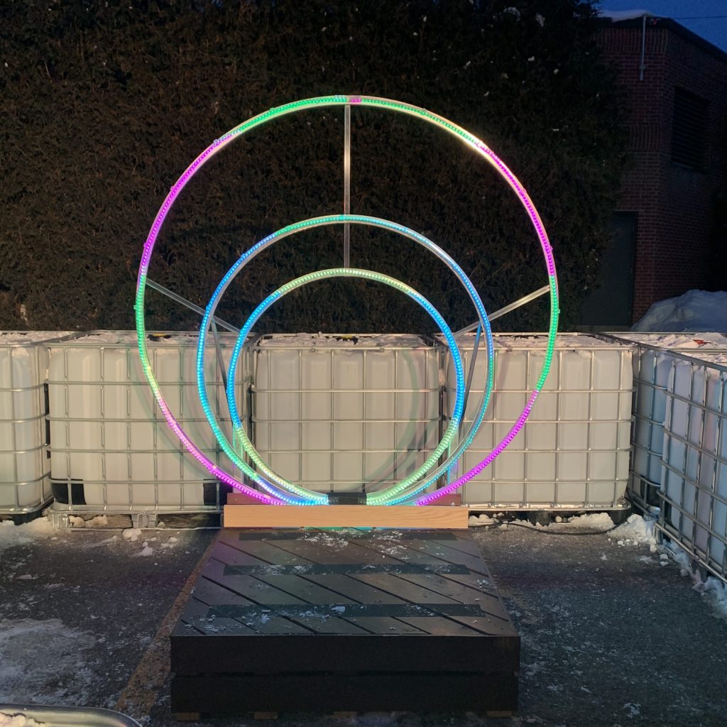 Cercles lumineux colorés en extérieur.