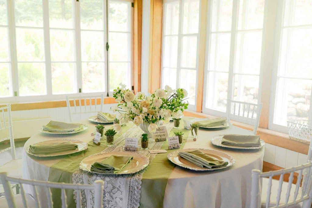 Table élégante avec fleurs et vaisselle.