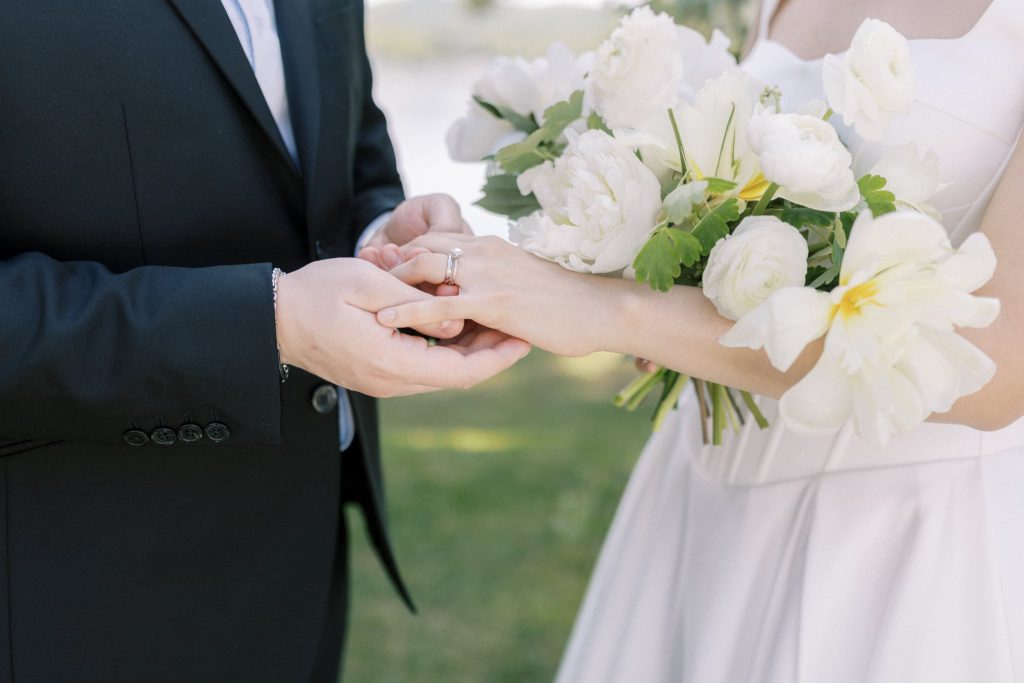 Échange de vœux lors d'un mariage.