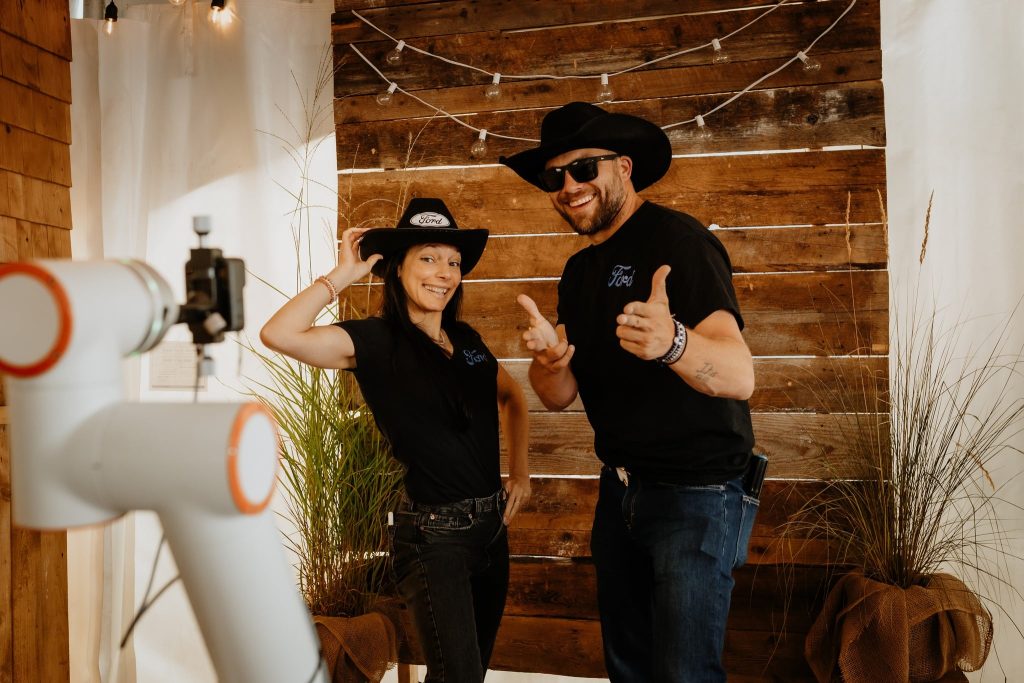 Deux personnes en tenues western.