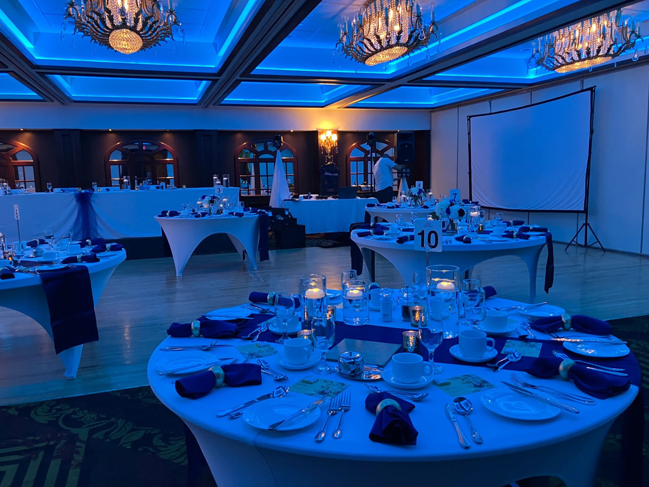 Salle élégante avec éclairage bleu.