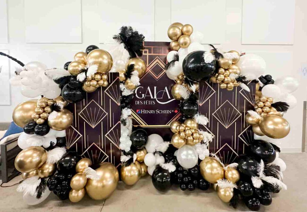 Décorations de fête avec ballons dorés