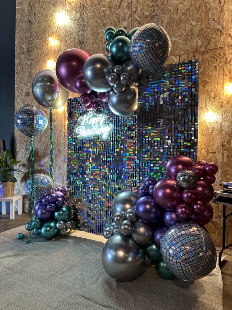 Décoration de fête avec ballons colorés