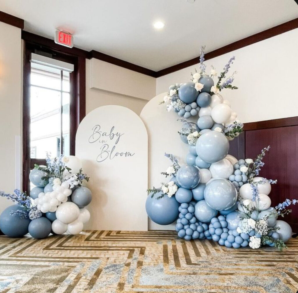 Décoration de fête avec ballons bleus