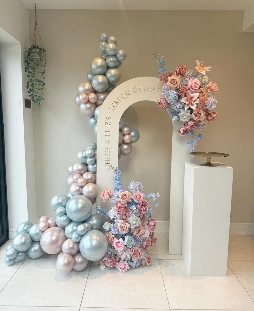 Décoration avec ballons et fleurs.