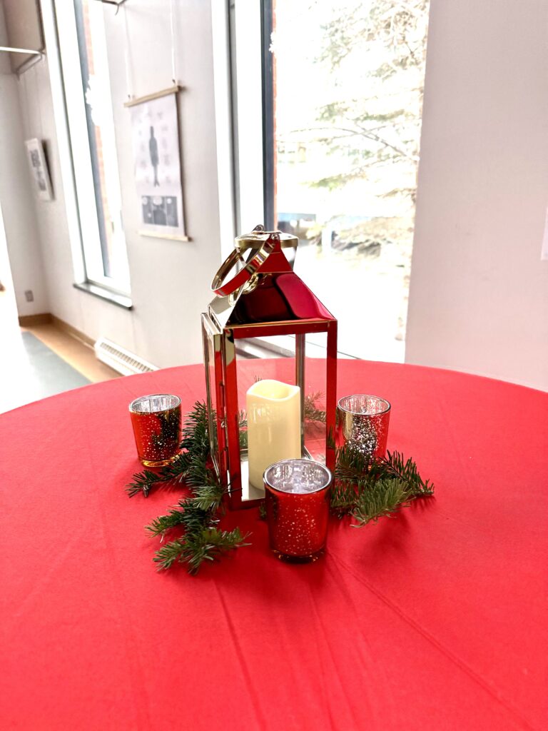 Lanterne sur table rouge avec décorations