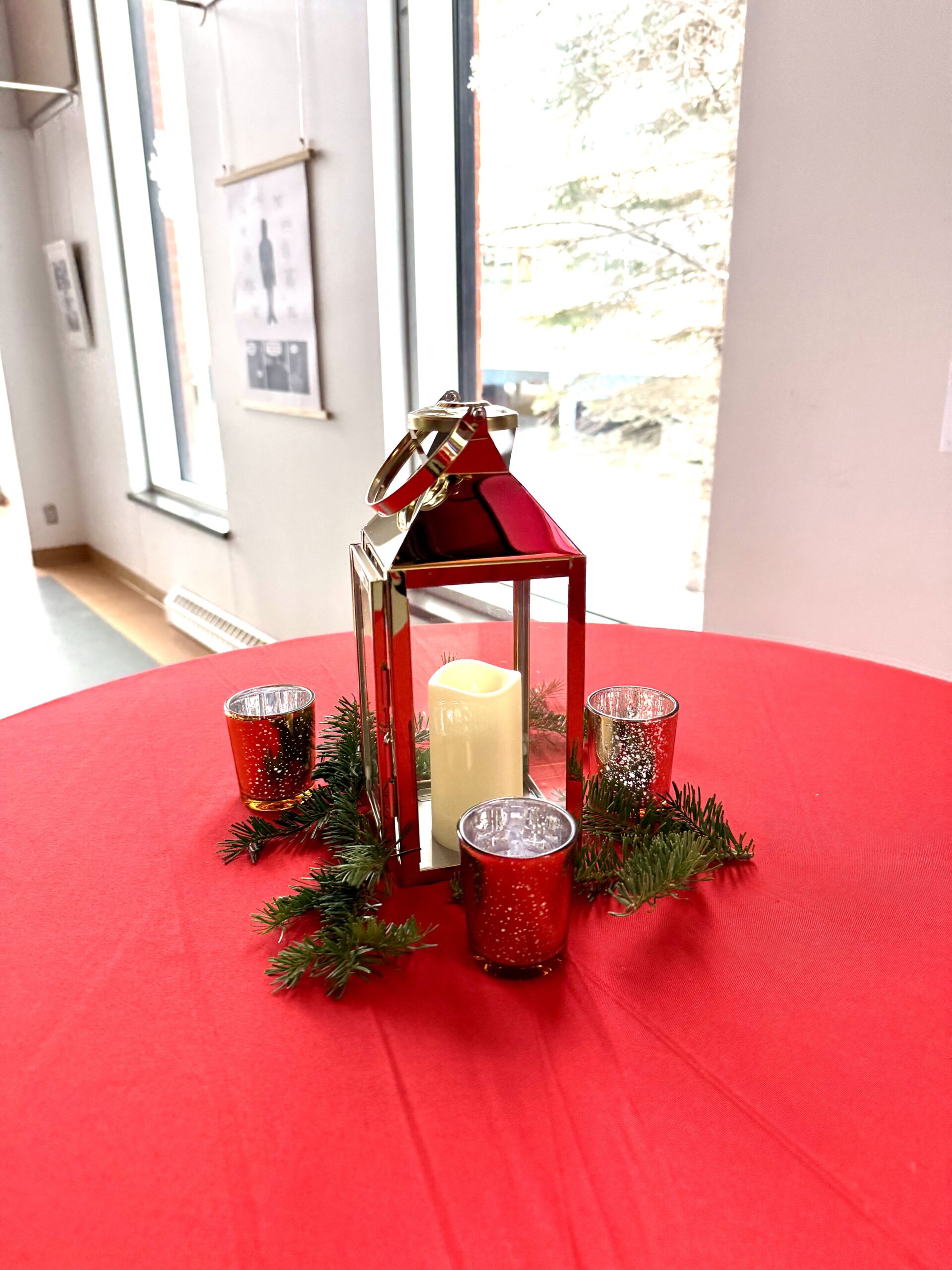 Lanterne sur table rouge avec décorations