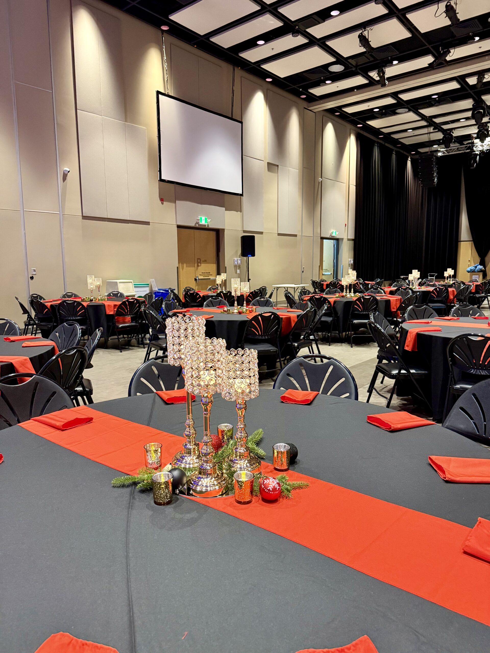 Salle de banquet élégamment décorée.