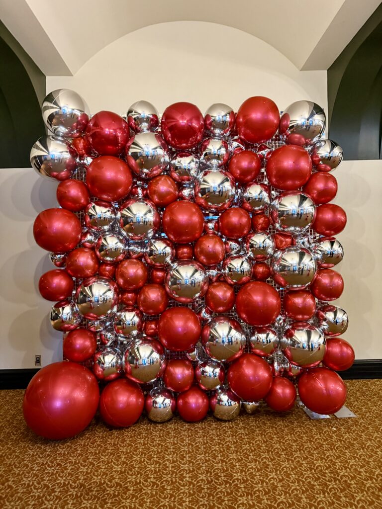 Mur de ballons rouges et argentés