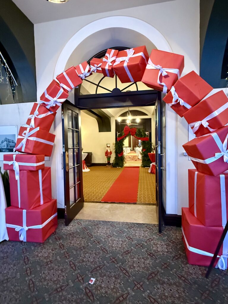 Arcade de cadeaux rouges décoratifs