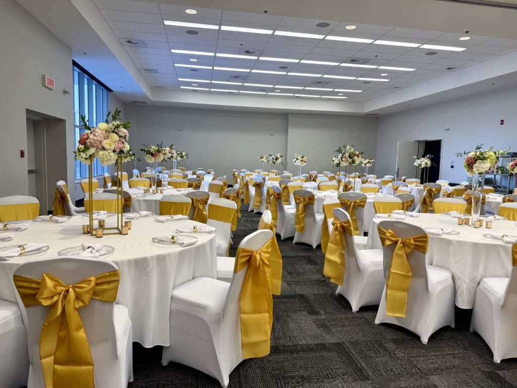 Salle de banquet élégamment décorée.