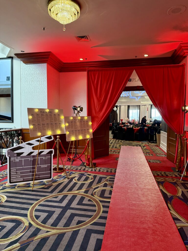 Tapis rouge et décor de cinéma
