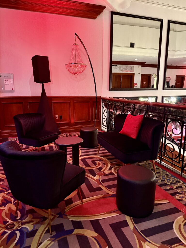 Espace lounge élégant avec éclairage rouge.