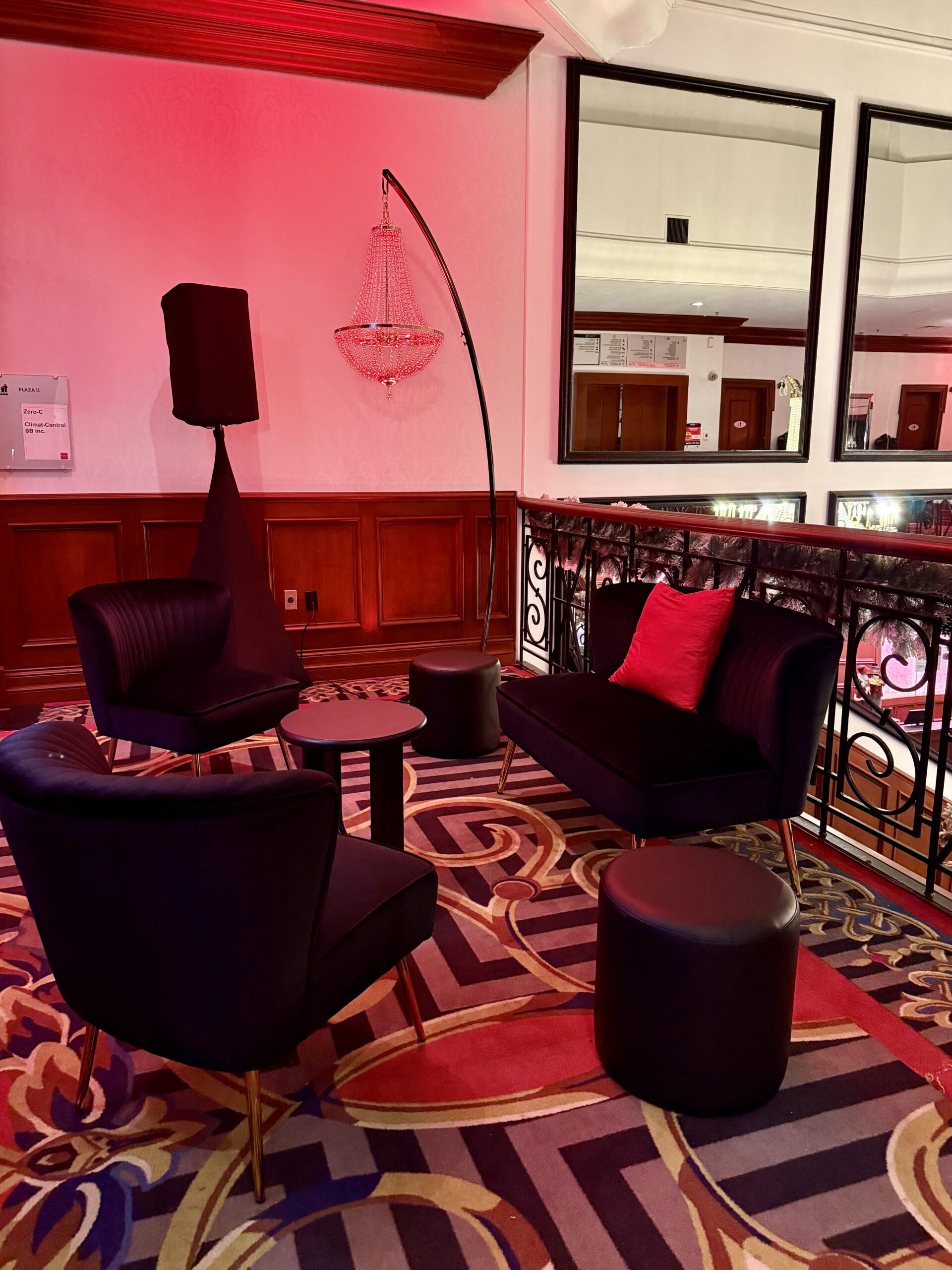 Espace lounge élégant avec éclairage rouge.