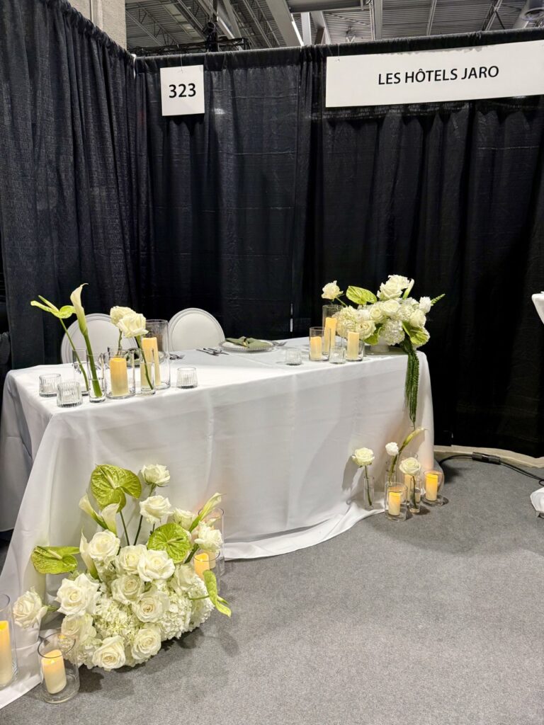 Stand d'exposition avec fleurs blanches