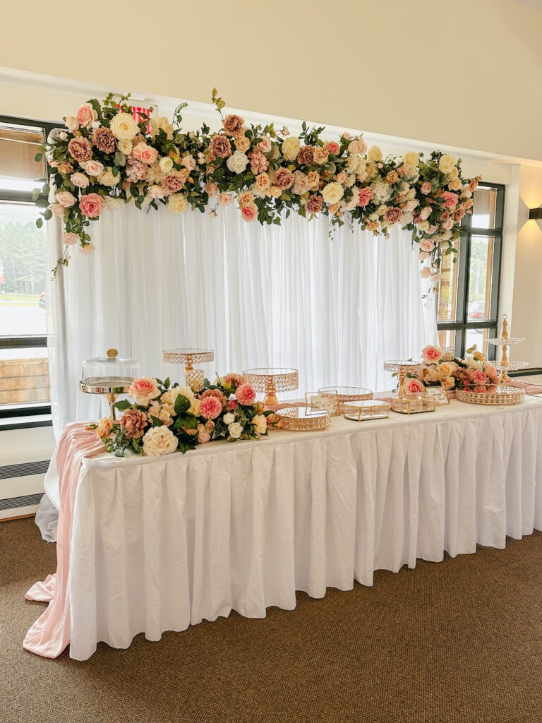 Table décorée avec des fleurs élégantes.
