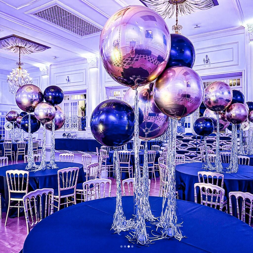 Ballons colorés dans une salle élégante