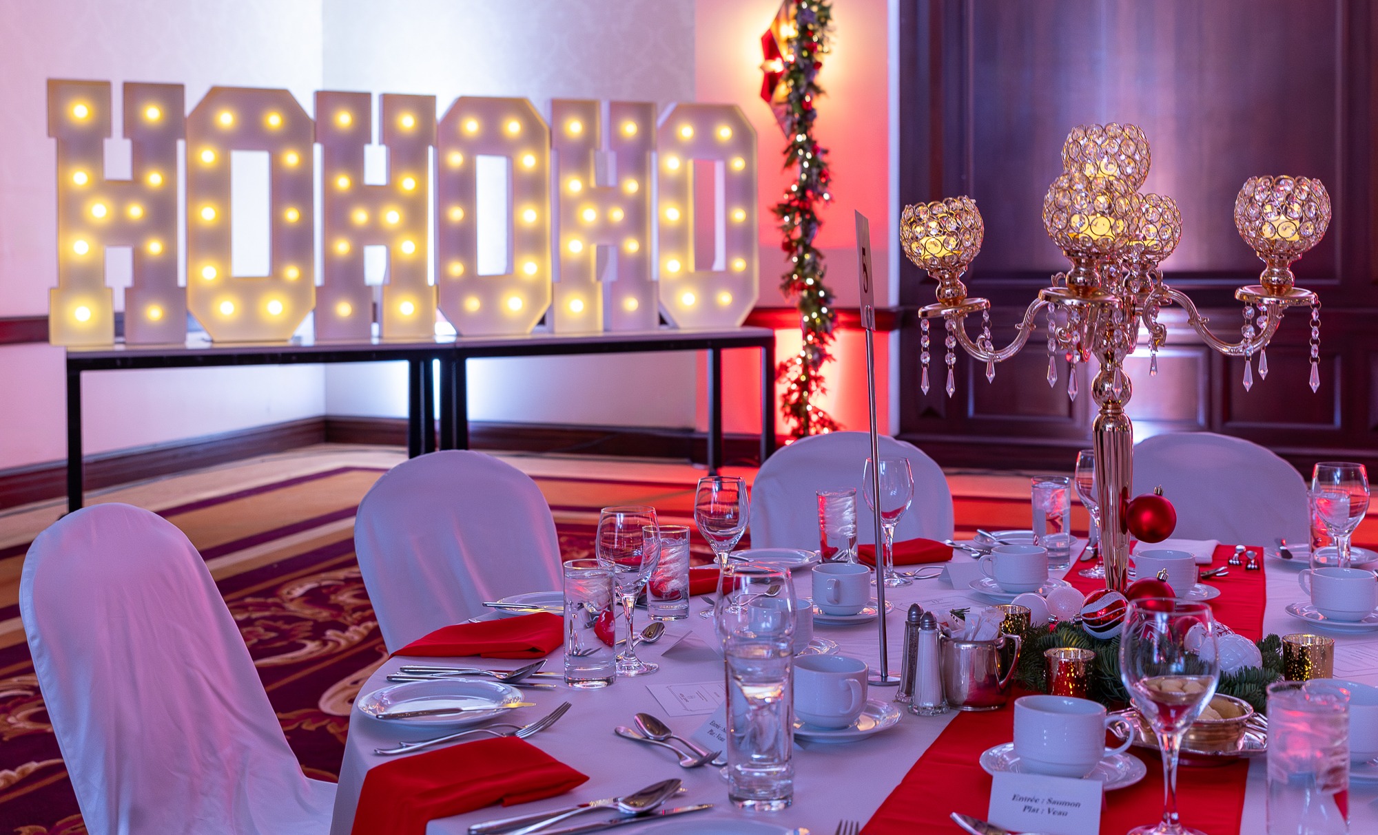 Décor festif avec table élégante.