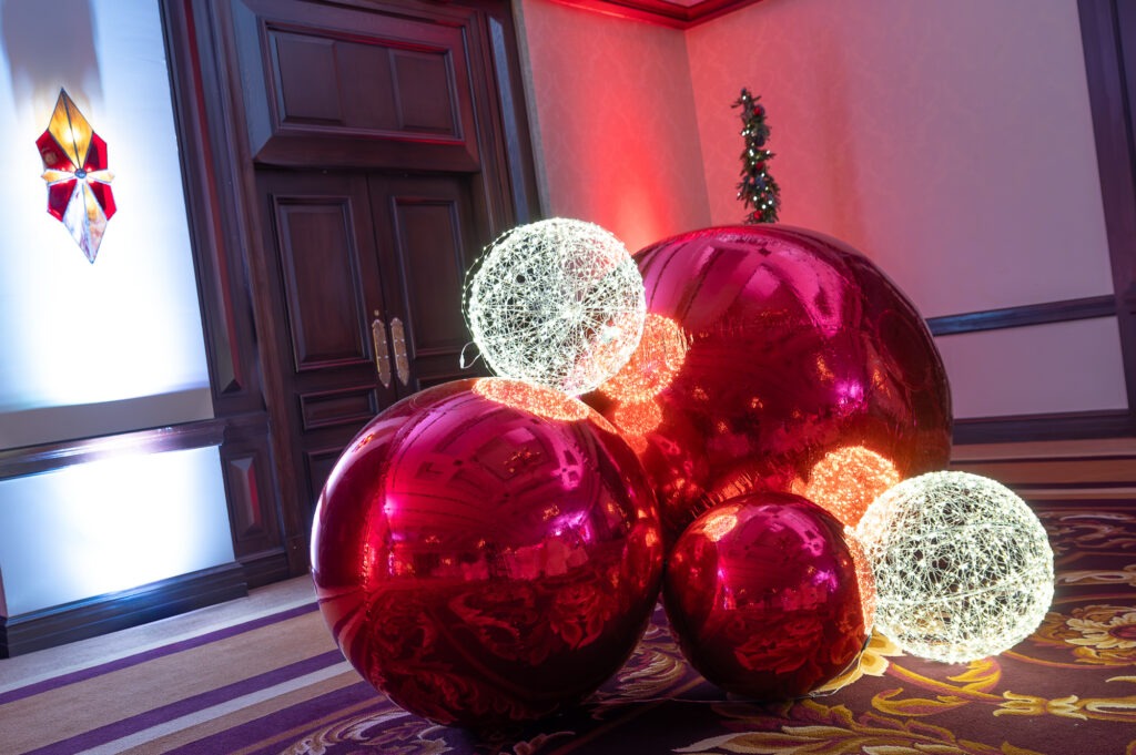 Décorations de Noël brillantes et colorées.