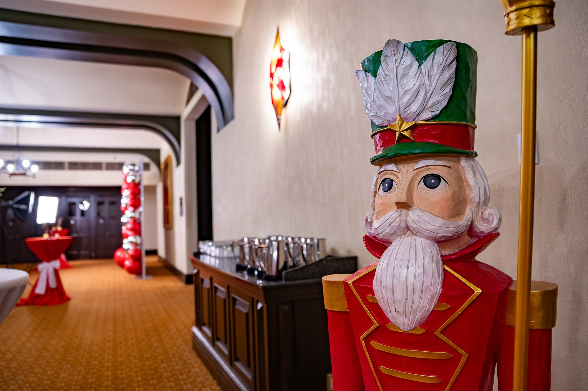 Décor festif avec un soldat en bois.