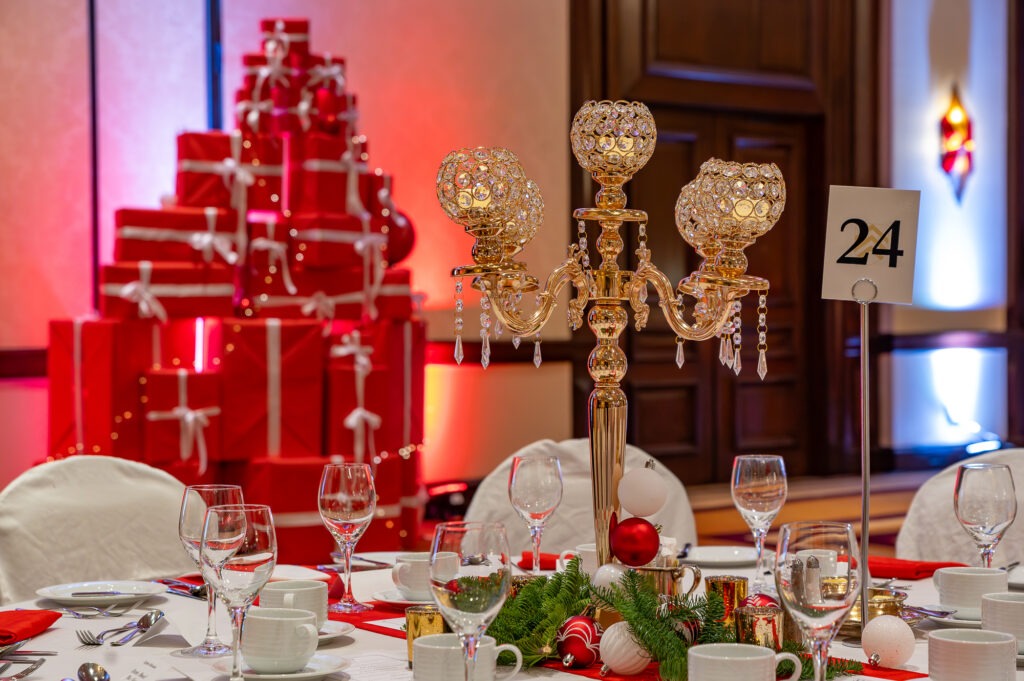 Table de Noël avec cadeaux décoratifs.